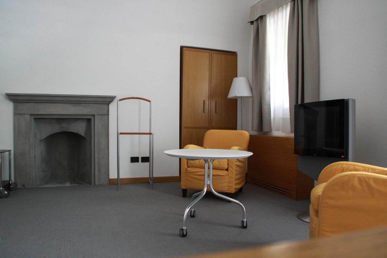 Hotel Cavour Et Des Officiers バール エクステリア 写真
