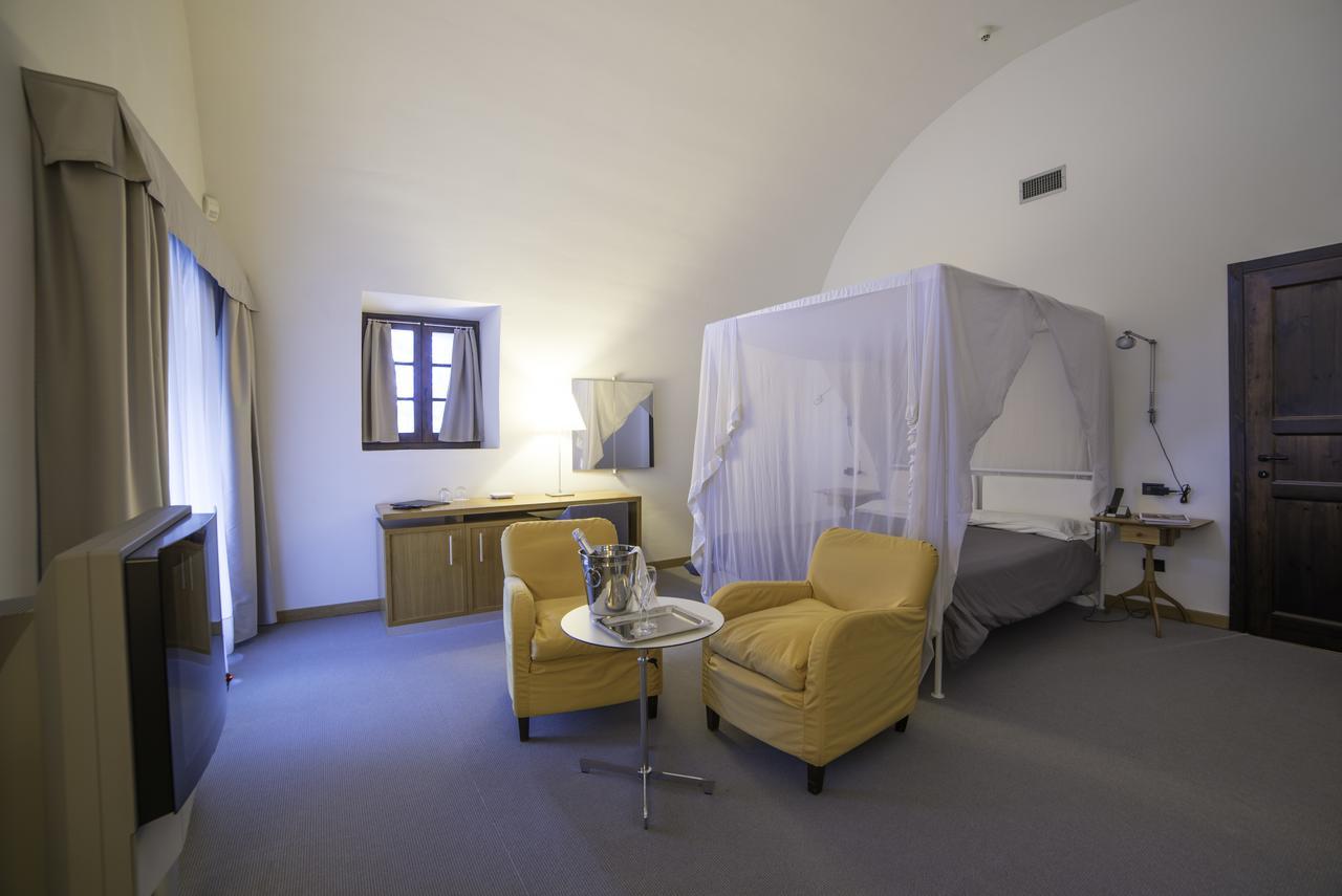 Hotel Cavour Et Des Officiers バール エクステリア 写真