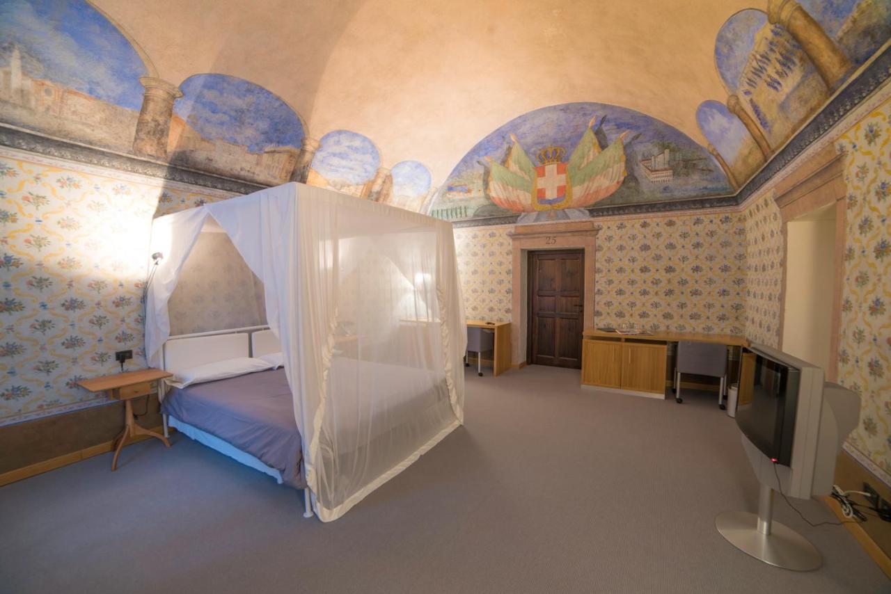 Hotel Cavour Et Des Officiers バール エクステリア 写真